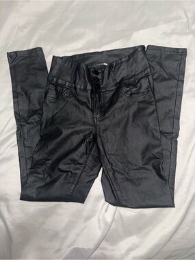 GUC | Fashion Nova Women’s Black Coated Skinny Jeans | size 5